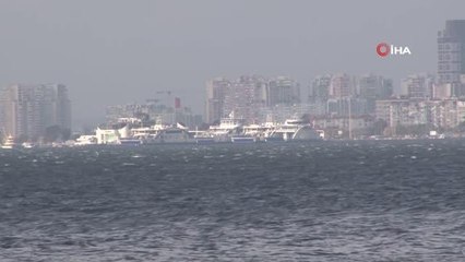 İzmir'de deniz ulaşımına fırtına engeli
