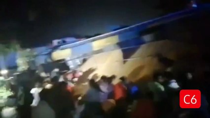 Llegaron para llevarse maíz de un camión volcado, pero lona se rompe y el producto les cae encima