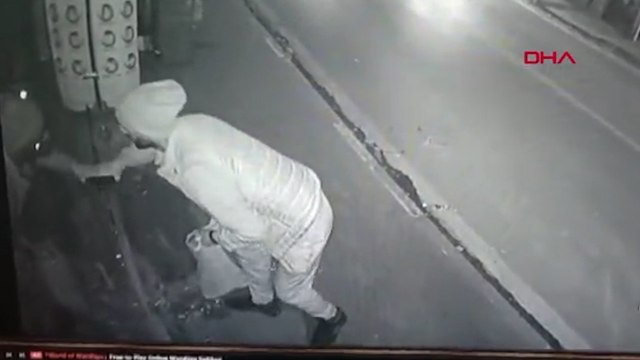 Çekiçle camını kırdığı vitrinden 20 cep telefonu çaldı