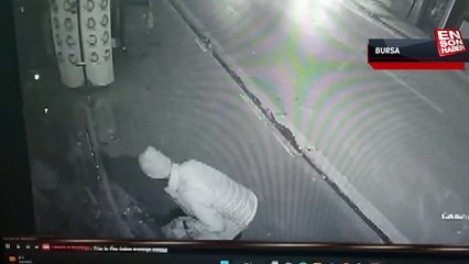 Bursa'daki hırsız telefon dükkanının camını çekiçle kırdı