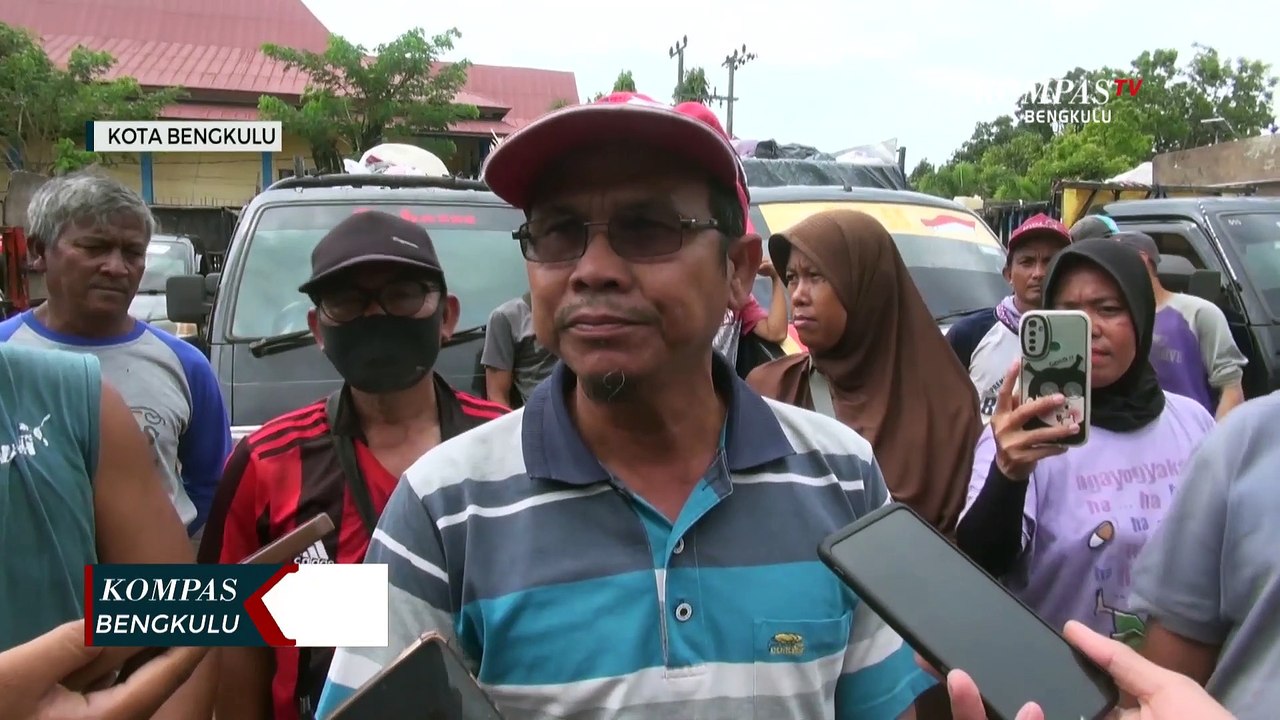 Puluhan Sopir Angkutan Sampah Datangi Kantor Wali Kota