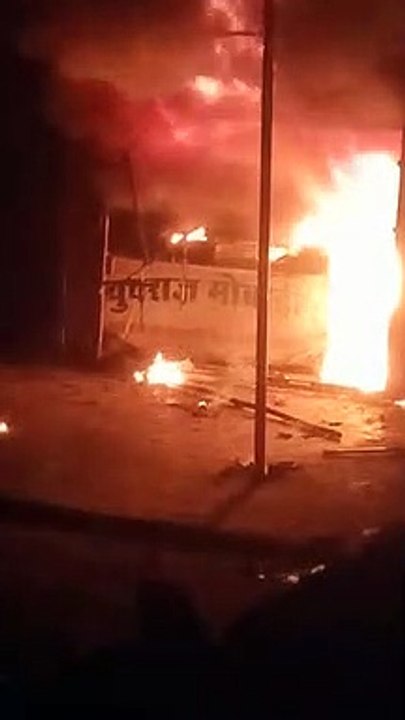 मोबाइल दुकान में लगी आग, लाखों का सामान स्वाहा