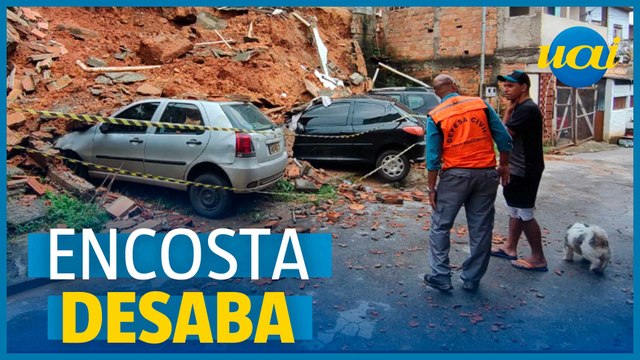 Casa desaba e carros são soterrados após deslizamento em BH