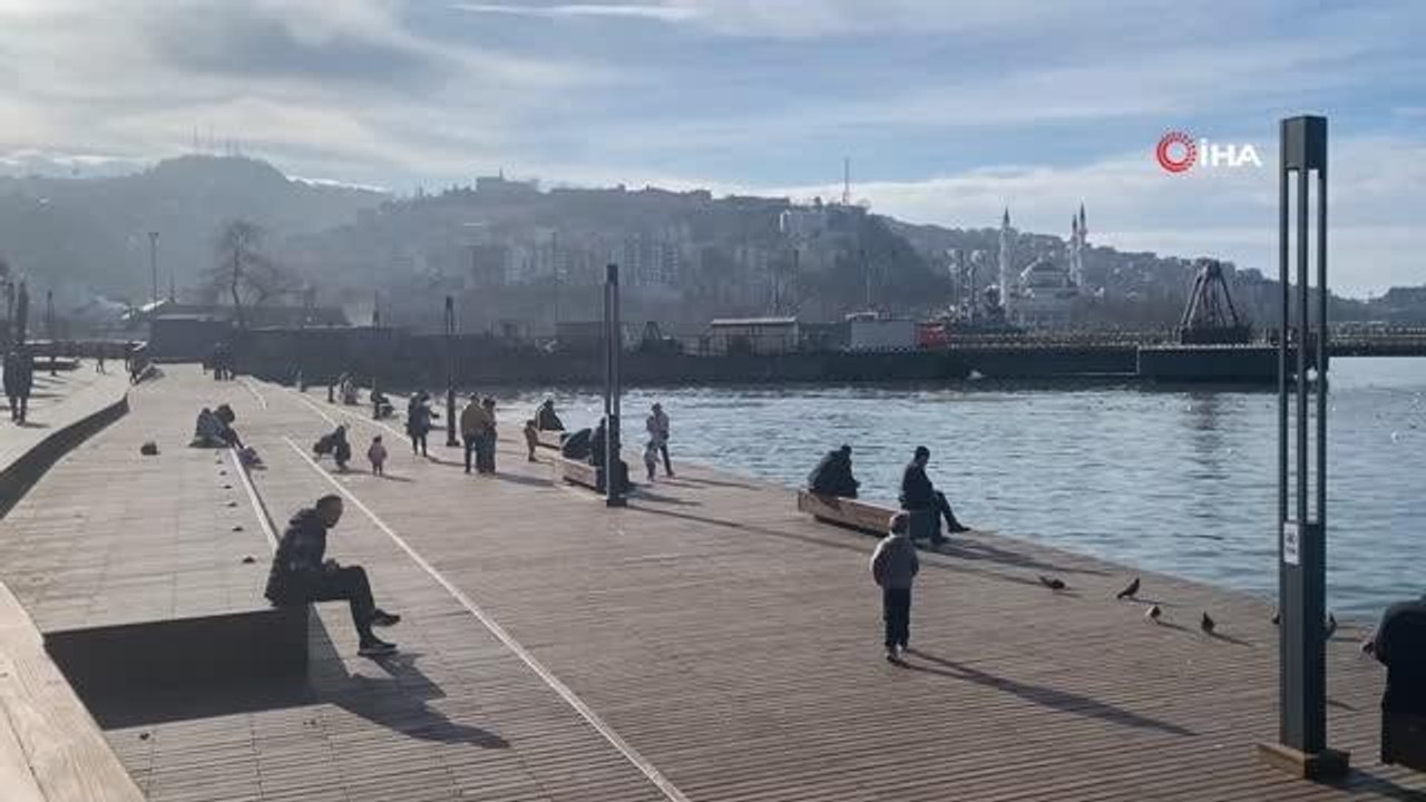 Kış ayı bahar havasına döndü, vatandaşlar sıcak havanın tadını sahilde çıkarttı