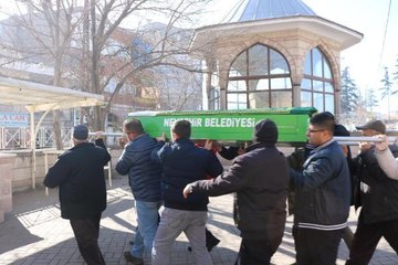 PANDEMİDE FEDAKARCA ÇALIŞMASIYLA GÜNDEME GELEN EMİNE DOKTOR, HAYATINI KAYBETTİ