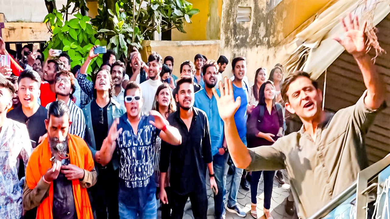 घर के बाहर जुटी ऋतिक रोशन के फैन्स की भीड़, एक्टर ने बाहर आकर सभी का किया शुक्रिया