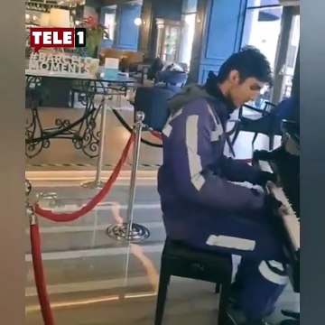 Siparişi teslim eden kurye izin alıp piyanonunn başına oturdu dinleyenler mest oldu