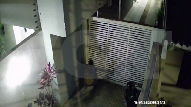 Imagens mostram ladrões arrombando portão e furtando bicicleta
