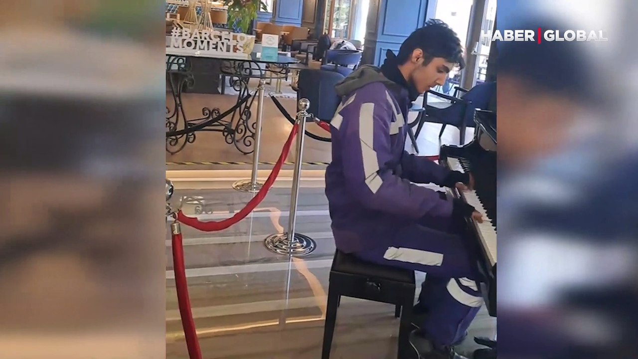 Siparişini teslim ettikten sonra piyanonun başına geçen kuryenin performansı sosyal medyada gündem oldu