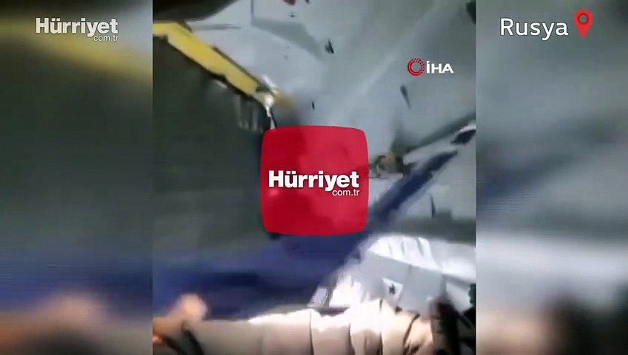 Rusya'da uçuş sırasında uçağın kargo kapısı açıldı! O anlar kamerada