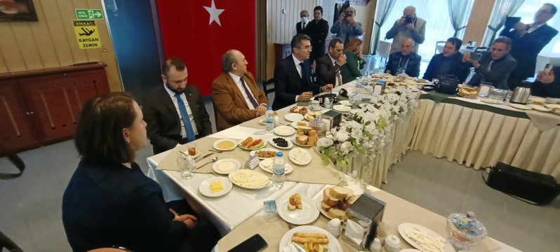Davetsiz misafir baş köşede...AKP Kadın Kolları Başkanı Vali'nin basın toplantısına katıldı