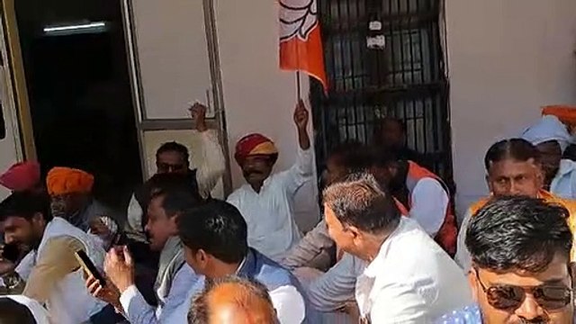 धरियावद में किसानों को नियमित और पूरी बिजली की मांग, भाजपा ने दिया धरना