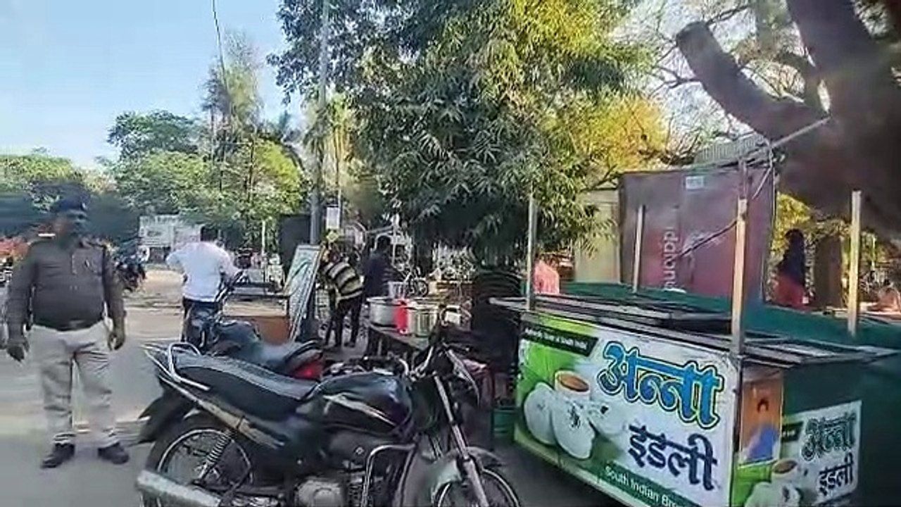 लाडली पथ से नगर पालिका ने हटाया अतिक्रमण, होगा सौंदर्यीकरण