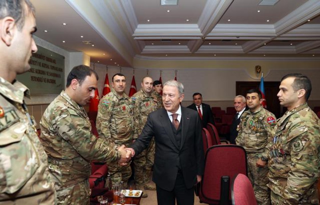 Bakan Akar "Tek Vatan Harekatı" gazileri ile bir araya geldi