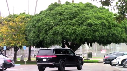 رصد بن أفليك وجنيفر لوبيز رحلة في سيارة ريفيان R1S الكهربائية جديدة