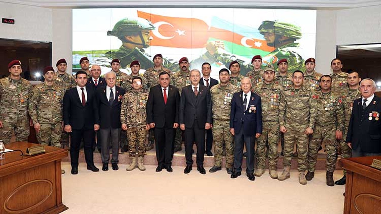 Bakan Akar 'Tek Vatan Harekatı' gazileriyle bir araya geldi