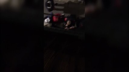 Imágenes de la detención ilegal de un joven por los Mossos d'Esquadra