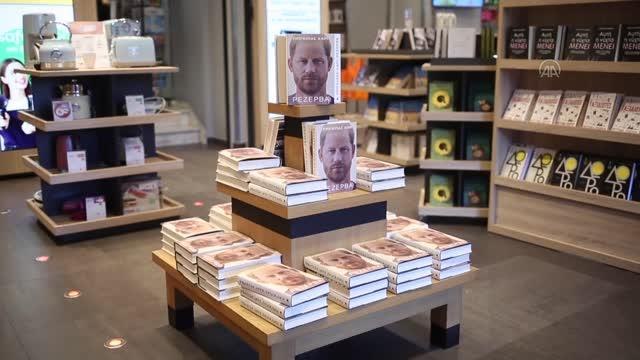 Prens Harry'nin kitabı Yunanistan'da satışa sunuldu