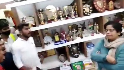 Video- मिशनरी स्कूल ने तिलक लगाने पर छात्र को आने से रोका