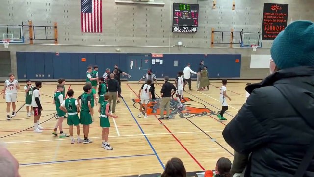 Un papa mécontent entre sur le terrain de basket et pousse un arbitre de 72 ans