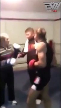 Papy VS jeune boxeur... il est bien en forme le grand-père