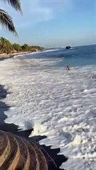 Download Video: Ce surfeur se prend une grosse vague en bord de plage...douloureux