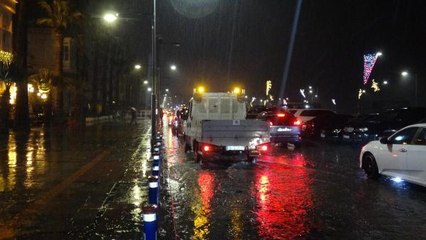 İZMİR'DE SAĞANAK YAŞAMI OLUMSUZ ETKİLEDİ