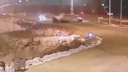 Ardahan'da otomobilin kamyonete çarpma anı kamerada