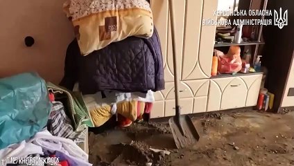 بدون تعليق: حفرة ضخمة وتشققات في المباني بسبب غارة جوية روسية على خيرسون