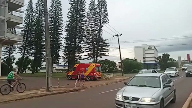 Homem sofre suspeita de fratura em arcos costais após queda de veículo