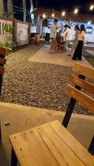 Joget dangdut lucu pada anak muda di cafe pada malam hari