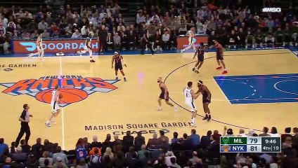 Joe Ingles nails his 5th three-pointer of the game to give the Bucks the first lead since the 1st quarter and now has a season high 17 points