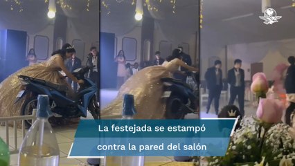 “Súbete a mi moto”; quinceañera estrena de peculiar forma la motocicleta que le regalaron