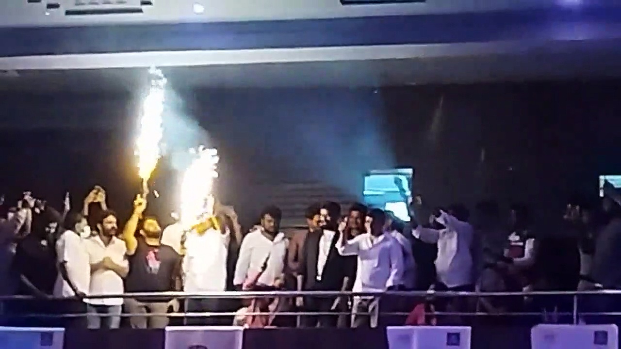 வாரிசு தான் நம்பர் 1.. ரசிகர்களுடன் FDFS பார்த்தபின் காலரை தூக்கிவிட்டு கெத்துகாட்டிய தில் ராஜு - வைரல் வீடியோ