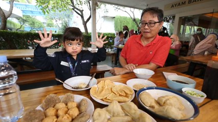Mazaya Buat Pempek Jumbo, Dicobain Langsung Sama yang Punya Restoran!