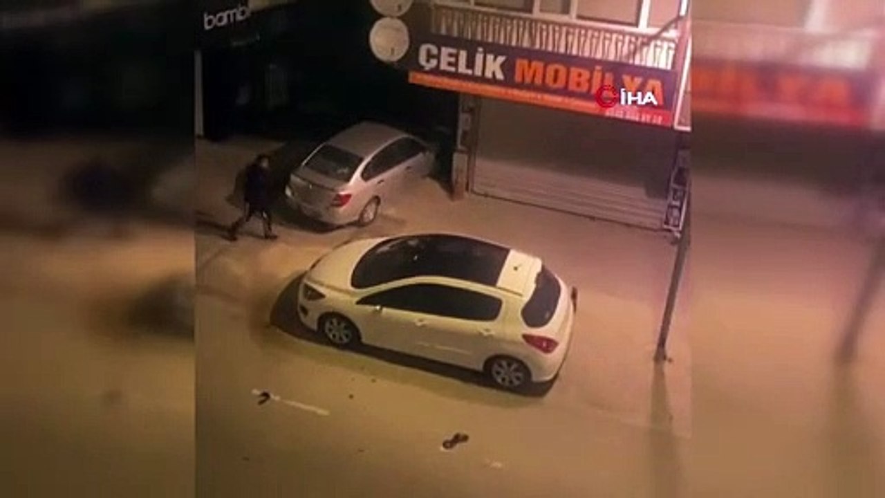 Al sana bir manyak daha! Park halindeki aracı böyle parçaladı