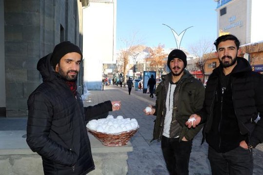 VAN GÖLÜ'NDEKİ KURAKLIĞA 'KAR TOPU' İLE DİKKAT ÇEKTİ