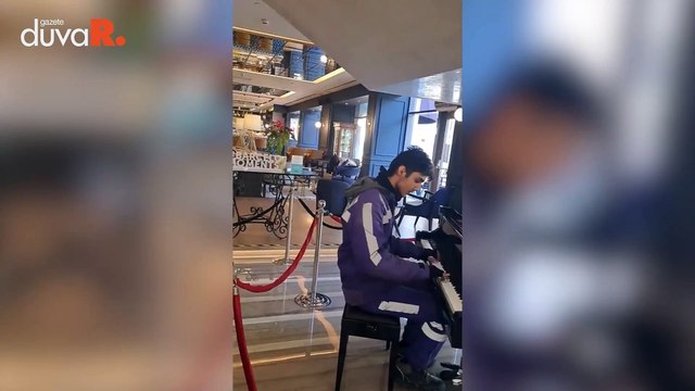 Sipariş götüren kurye piyanonun başına geçti ve viral oldu