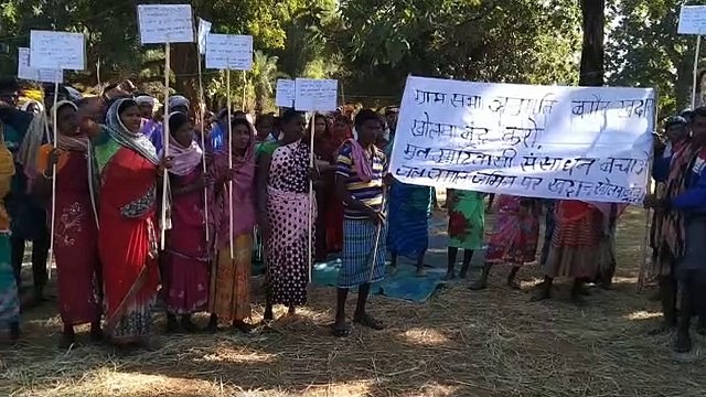 बड़गांव पहाड़ी को बचाने सैकड़ों ग्रामीण चार दिनों से कर रहे धरना प्रदर्शन, पारंपरिक वेशभूषा पहनकर कर रहे विरोध, देखें VIDEO