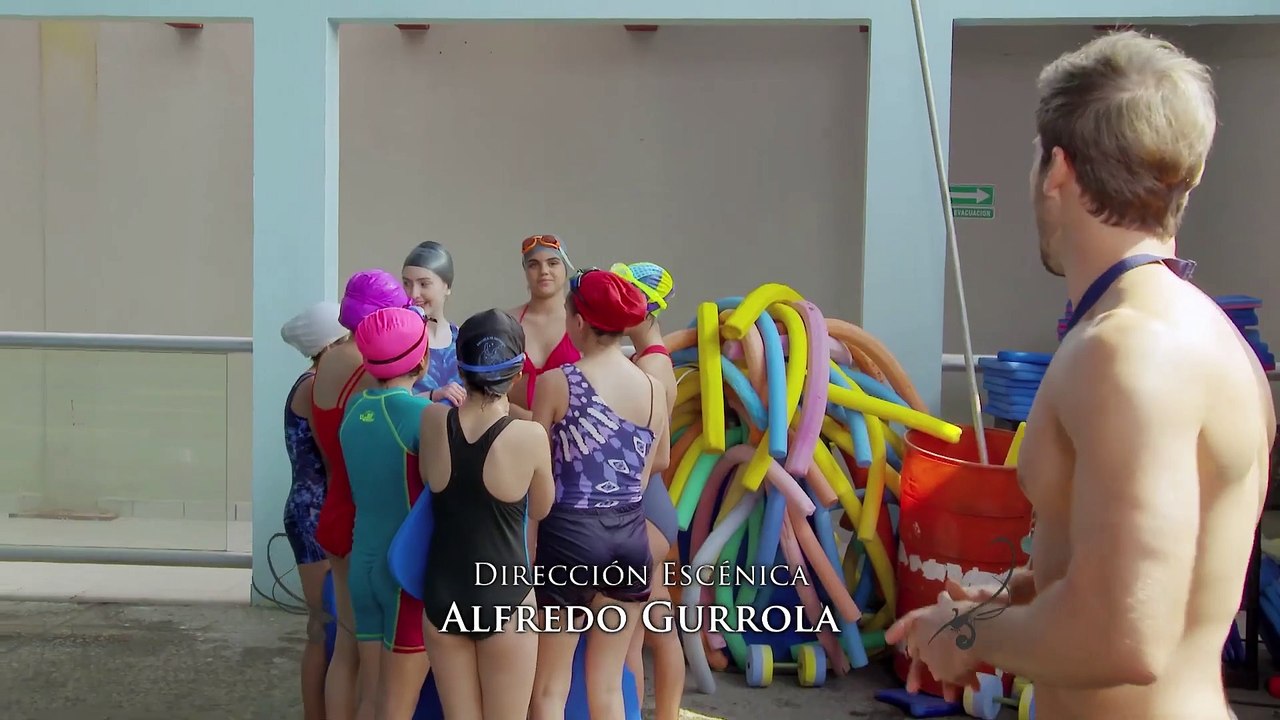 Lulú se mete al baño mientras Lucas se baña al desnudo - 1-3 - La edad de Lulú