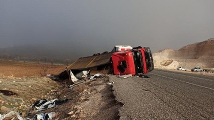 BATMAN'DA KERESTE YÜKLÜ TIR DEVRİLDİ; ŞOFÖR YARALI