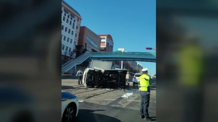 사거리에서 승용차에 부딪힌 탑차 옆으로 넘어져 / YTN