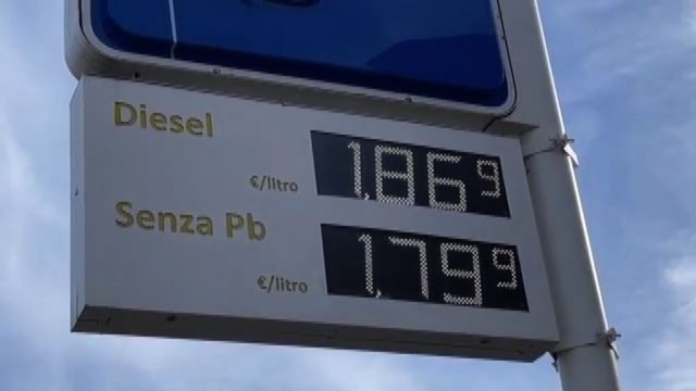 Scontro tra governo e opposizione sul mancato taglio delle accise