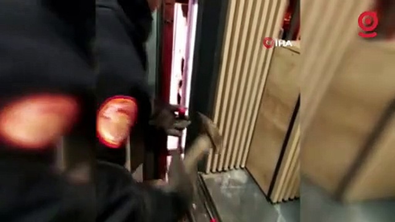 Kebapçı salonunun tabelasında sıkışan yavru kedinin yardımına itfaiye ekipleri yetişti