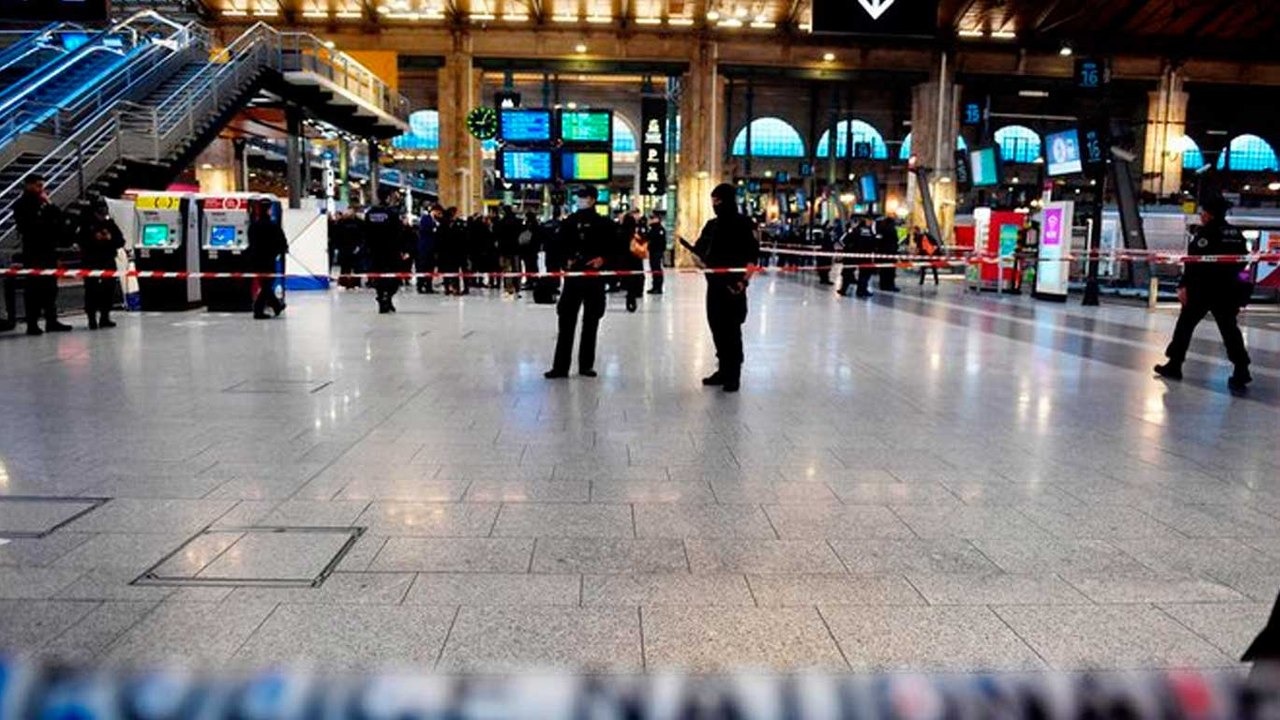 Ataque com faca em estação de trem de Paris; ag...