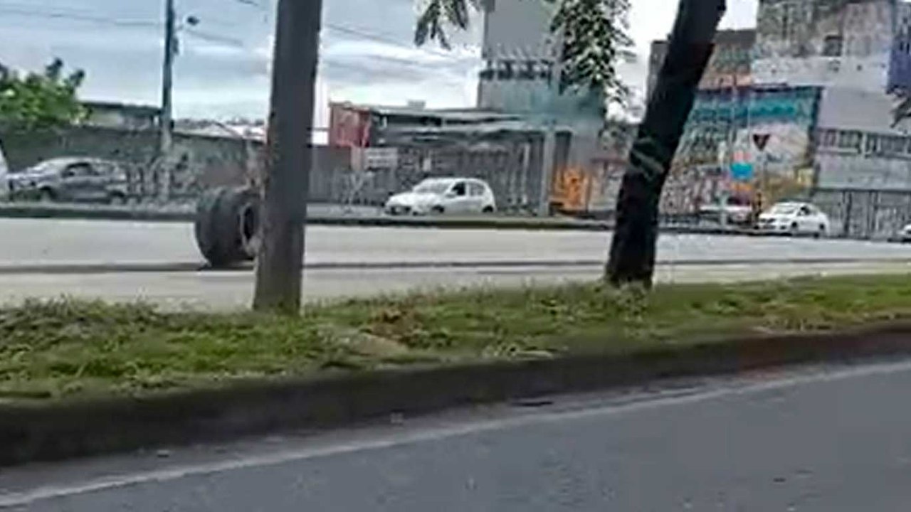 Pneu se solta de ônibus e desce avenida movimenta de BH