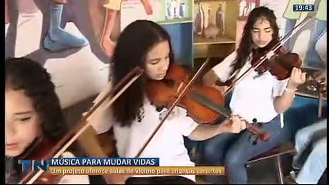 Projeto oferece aulas de violino para crianças carentes em Vitória