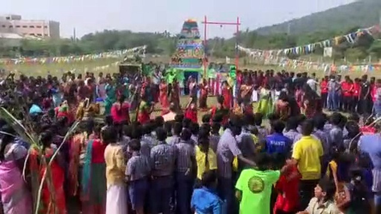 पोंगल पकने के साथ ही पारंपरिक रूप से पोंगल ओ... पोंगल गुंजायमान