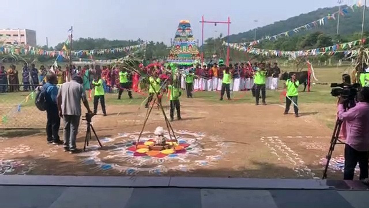 पोंगल पकने के साथ ही पारंपरिक रूप से पोंगल ओ... पोंगल गुंजायमान