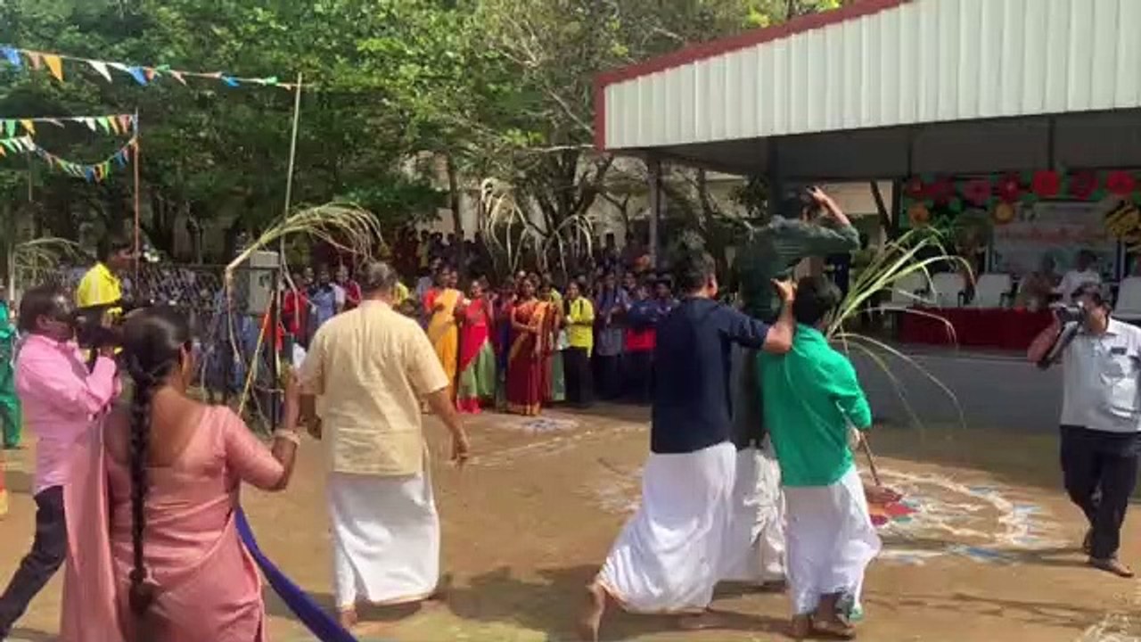 पोंगल पकने के साथ ही पारंपरिक रूप से पोंगल ओ... पोंगल गुंजायमान